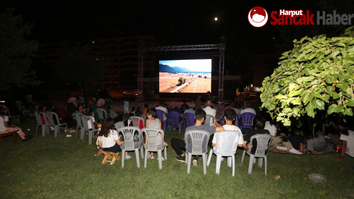 Elazığ Belediyesi'nin Açık Hava Sinemasına Vatandaşlardan Yoğun İlgi